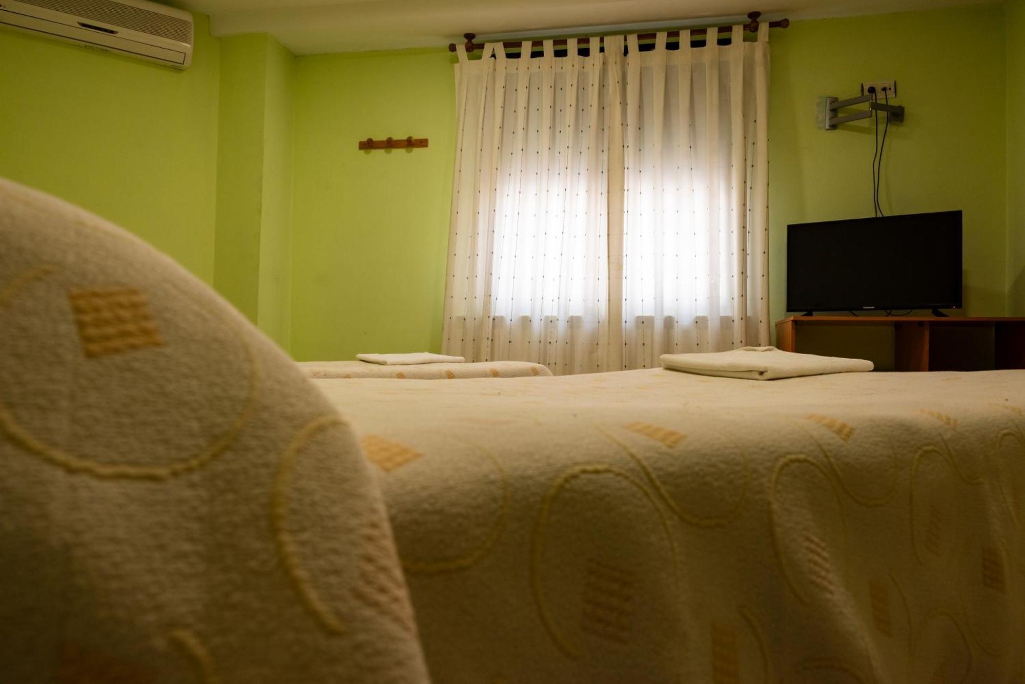 Pension Discoves Pinseque Esterno foto
